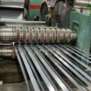 Cắt tấm inox thành các dải để chuẩn bị cho công đoạn uốn tạo hình ống hàn inox công nghiệp