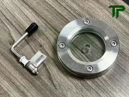 Ưu điểm và nhược điểm kính mặt bích vi sinh có gạt sương